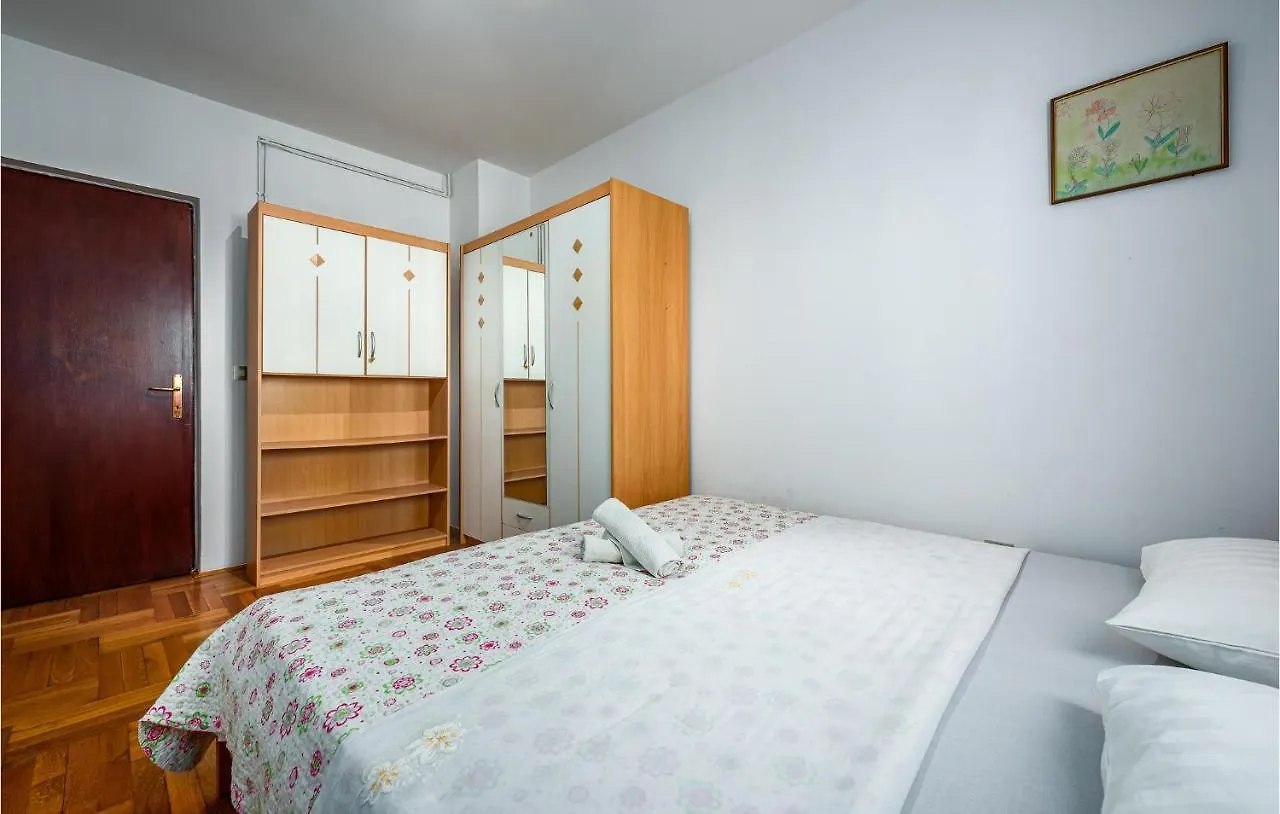 Cozy Apartment In Vrsar With Kitchen